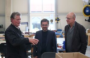 Andries Broekhuijsen (l.) zeigt Spitzenkandidat Thomas Kutschaty (m.) und Landtagskandidat André Stinka die Produktion.
